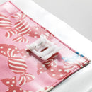 Ce pied presseur roulant permet de coudre facilement le vinyle, le velours, le suède et le cuir.