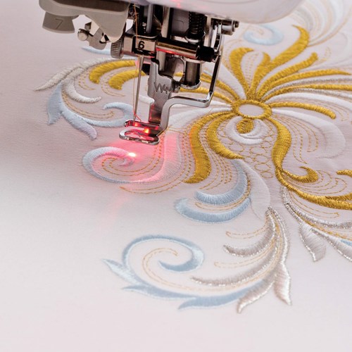 Ce pied de broderie Droplight avec pointeur DÉL aide à se guider dans les projets de couture. 
